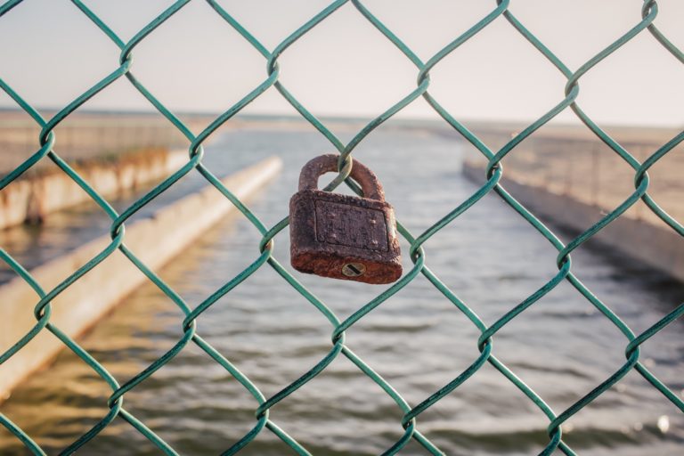 Lakat nyitás kulcs nélkül: Szakértői útmutató a biztonságos és legális megoldásokhoz